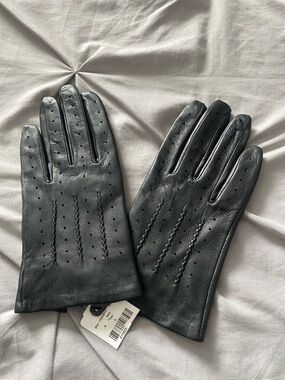 Danier Black Leather Gloves with Stitch Detailing